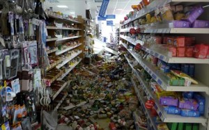 Προϊόντα έχουν πέσει από τα ράφια σούπερ μάρκετ λόγω του νέου ισχυρού σεισμού, την Δευτέρα 3 Φεβρουαρίου 2014, στο Ληξούρι στην Κεφαλονιά. Πολύ ισχυρή σεισμική δόνηση μεγέθους 5,7 βαθμών της κλίμακας Ρίχτερ, σύμφωνα με το Γεωδυναμικό Ινστιτούτο του Εθνικού Αστεροσκοπείου Αθηνών, τρομοκράτησε την Κεφαλονιά γύρω στις 05.08 τα ξημερώματα της Δευτέρας, μια εβδομάδα μετά το πρώτο σεισμό των 5,8 Ρίχτερ. Στην πόλη του Ληξουρίου φαίνεται προς το παρόν ότι εντοπίζονται οι περισσότερες υλικές ζημιές.
